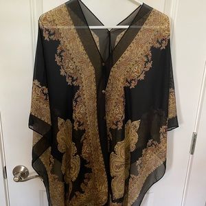 Beautiful Lightweight Black & Gold Poncho that also turns into a wrap. ♥️